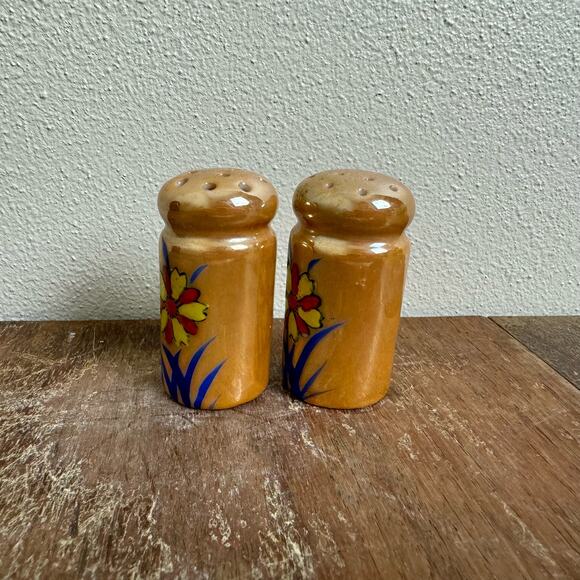 Vintage Porcelain Orange Lusterware yellow blue hand painted salt pepper shakers - Picture 6 of 8